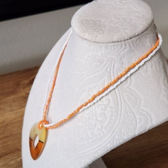 Vintage Orange white beaded necklace with mother shell pendant - Picture 5 of 9